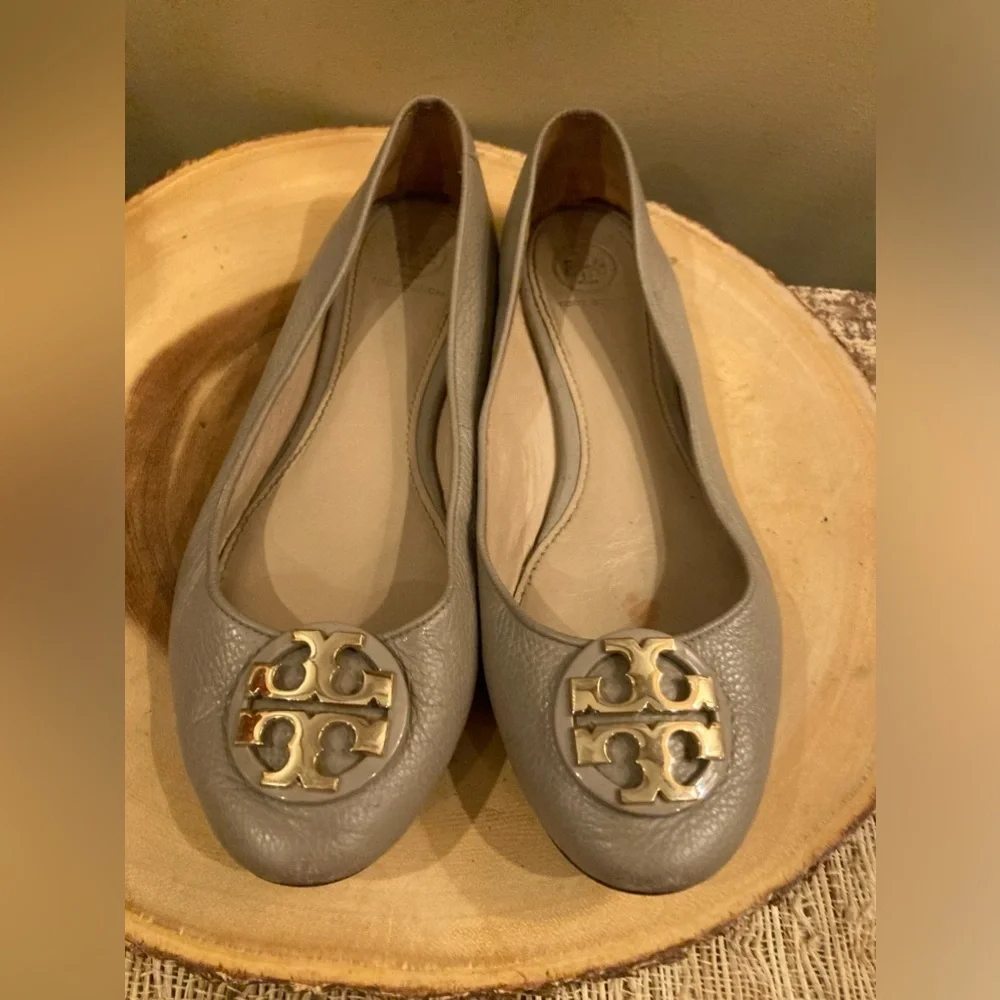 TORY BURCH Claire Ballet Flat Tumbled Leather Grey Slip On Logo Gold Flats‎ 8M